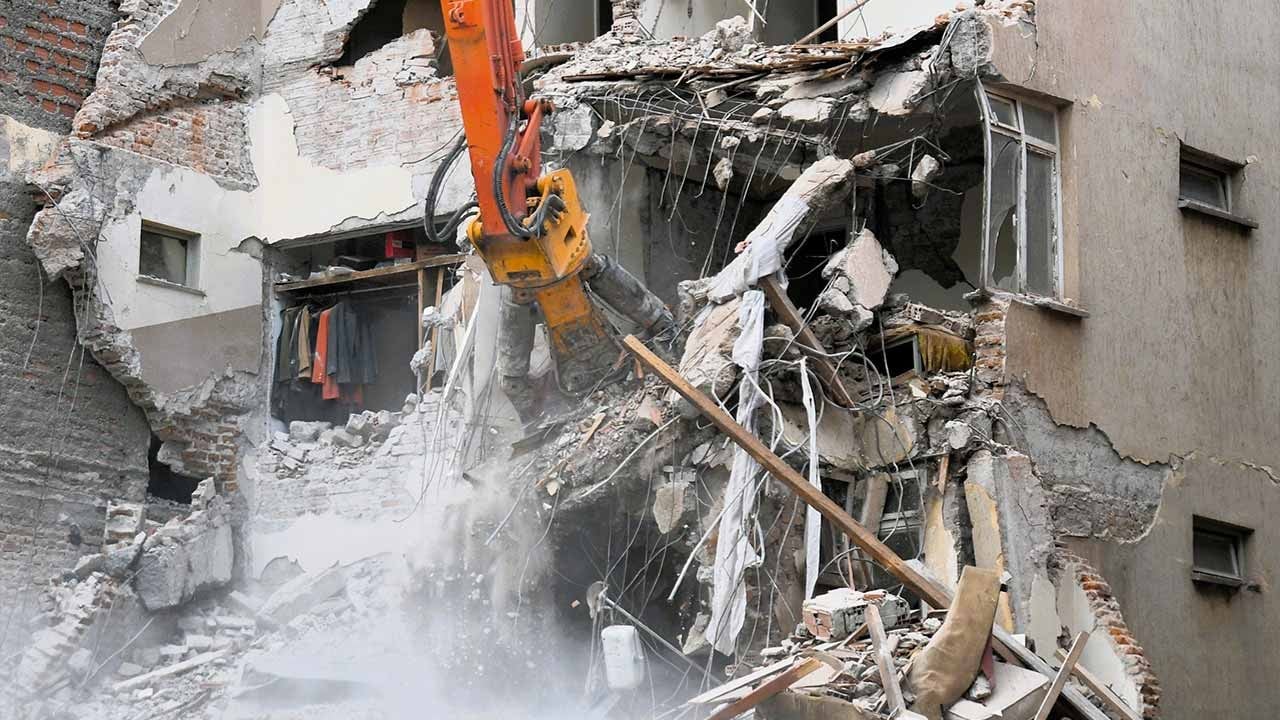 Balıkesir’de deprem sonrası seferberlik! Hasarlı binalar tek tek yıkılıyor