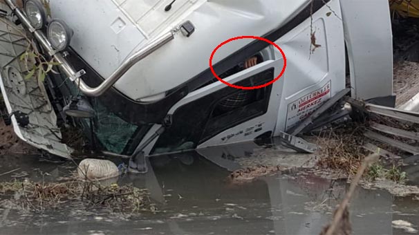 Balıkesir'de dereye uçan TIR'ın sürücüsü kurtarıldı