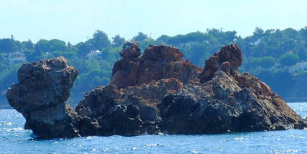 Balıkesir'de deveye benzeyen kaya, büyük ilgi gördü