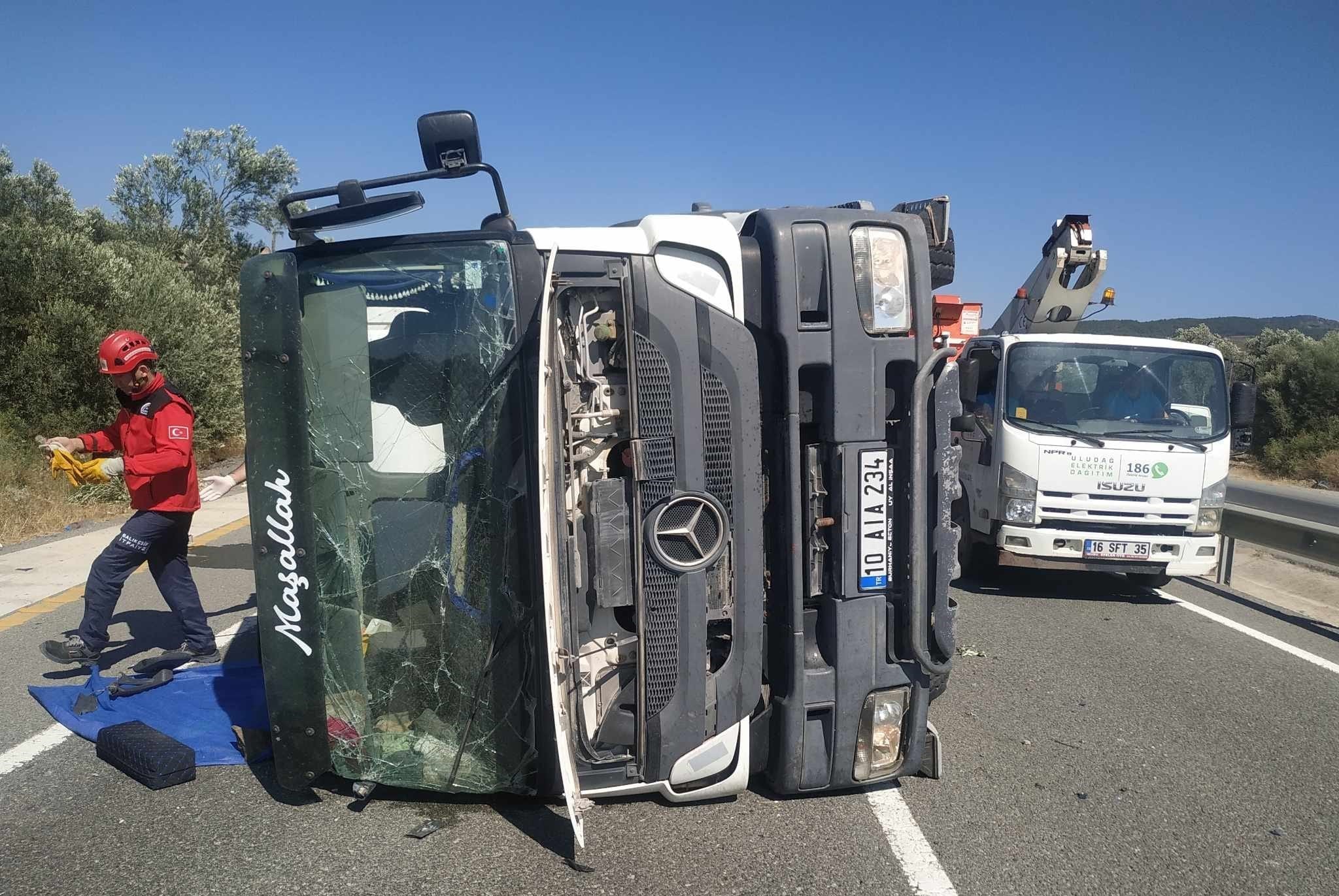 Balıkesir'de devrilen beton mikserinin sürücüsü öldü