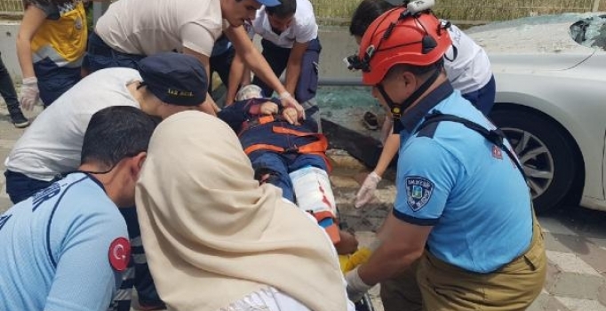 Balıkesir'de dolmuş durağında beklerken otomobil çarptı