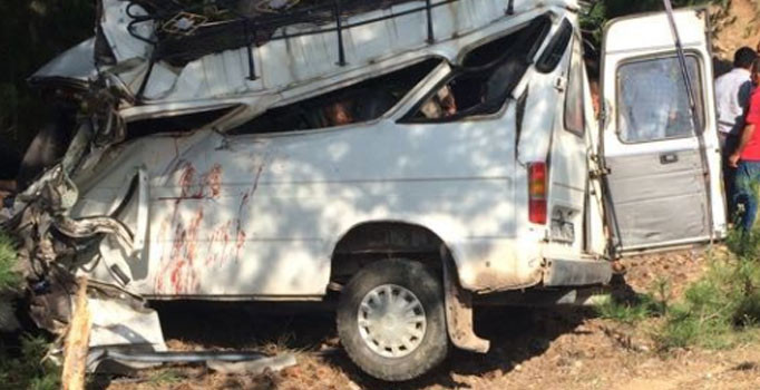 Balıkesir’de düğünden dönen minibüs devrildi: 2 ölü, 8 yaralı