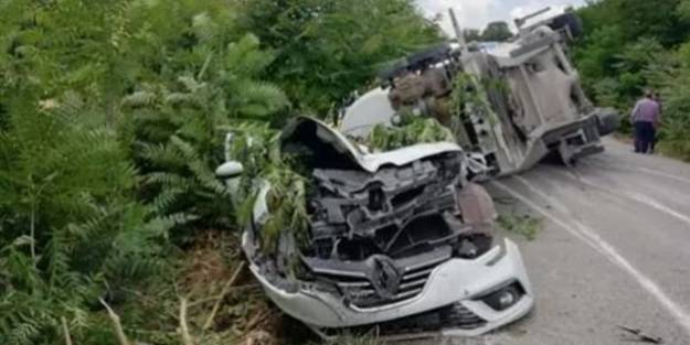 Balıkesir'de feci kaza! 3 ölü 3 yaralı var