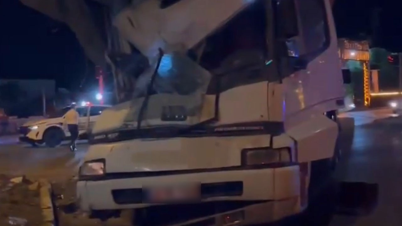 Balıkesir'de feci kaza! Otobüs ile kamyon çarpıştı