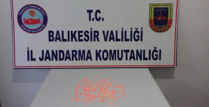 Balıkesir'de gözlük kabında uyuşturucu hap ele geçirildi