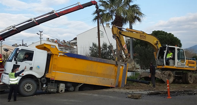Balıkesir'de hafriyat kamyonu asfalt çökünce çukura düştü