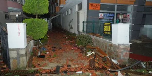 Balıkesir'de hortum nedeniyle bina ve araçlarda hasar oluştu