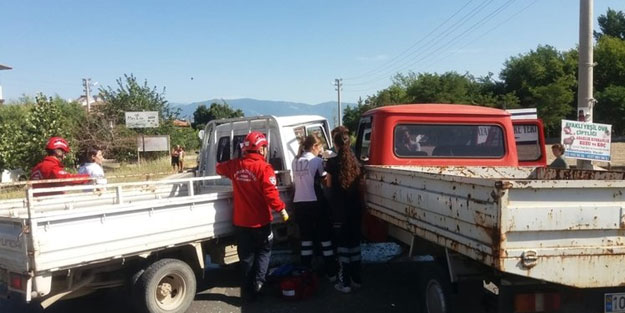 Balıkesir'de iki kamyonet çarpıştı: 4 yaralı