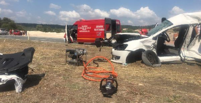 Balıkesir'de iki otomobil çarpıştı: 1 kişi öldü, 6 kişi yaralandı