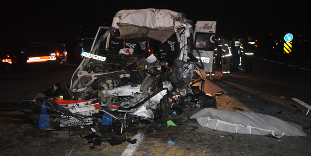 İşçileri taşıyan minibüs TIR'a çarptı: 3 ölü, 9 yaralı