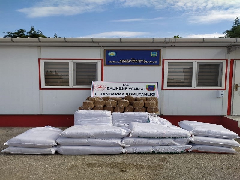 Balıkesir’de jandarma 750 kilo kaçak tütün yakaladı 