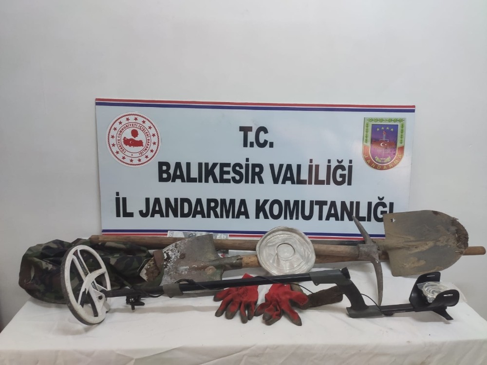 Balıkesir’de kaçak kazı yapan 3 kişi suçüstü yakalandı 