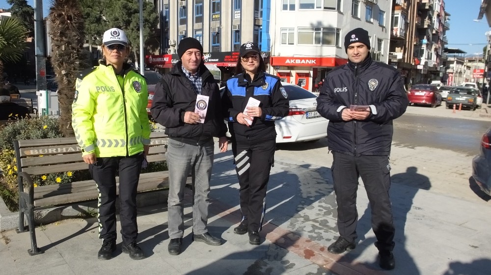 Balıkesir’de, Kadın Polisler, kadın şiddetine dikkat çekmek için broşür dağıttı 