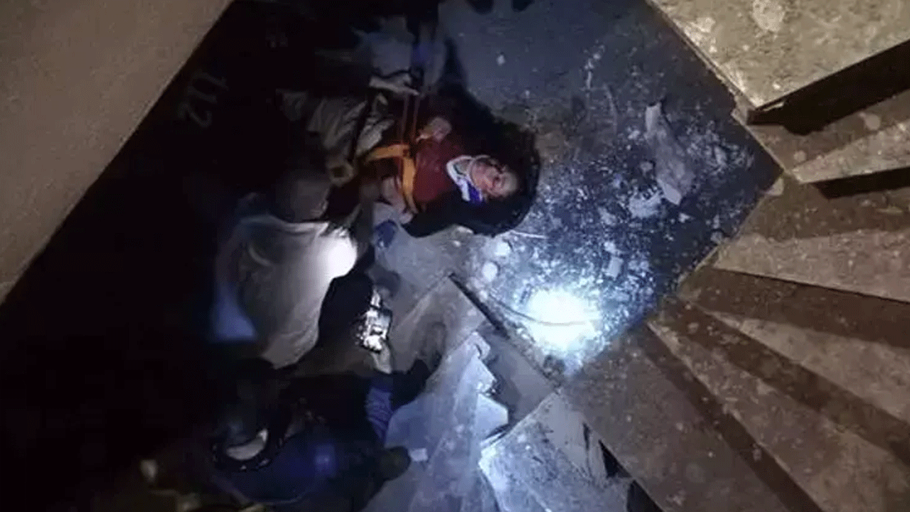 Balıkesir'de korku dolu anlar! Asansör boşluğuna düşen kadın kurtarıldı