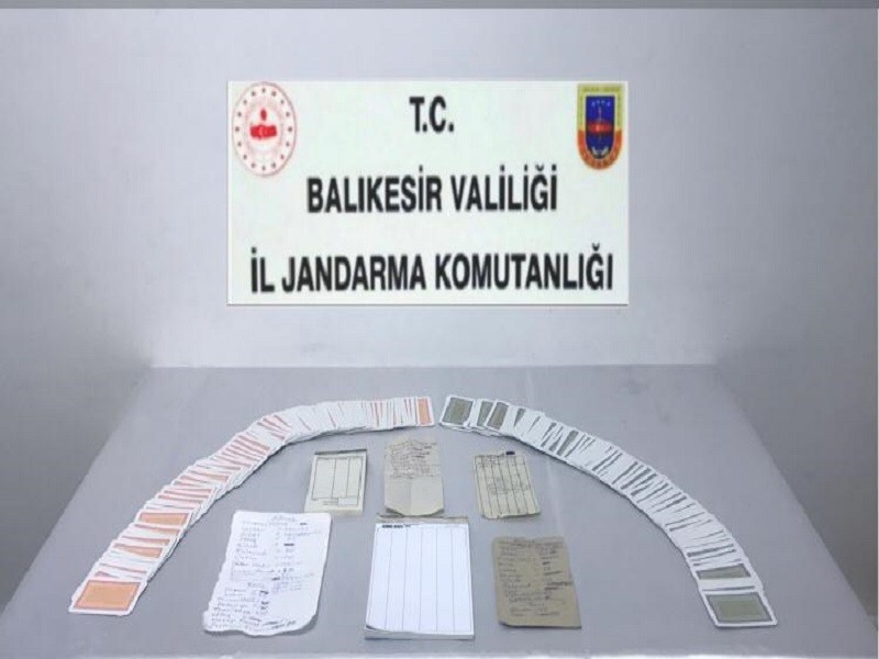 Balıkesir’de kumarhaneye çevrilmiş otel odasına kumar baskını 