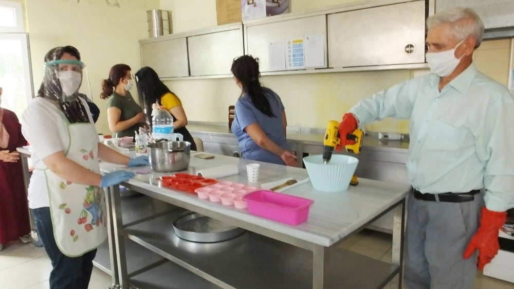 Balıkesir’de kursiyerler aromalı sabunlar üretiyor 
