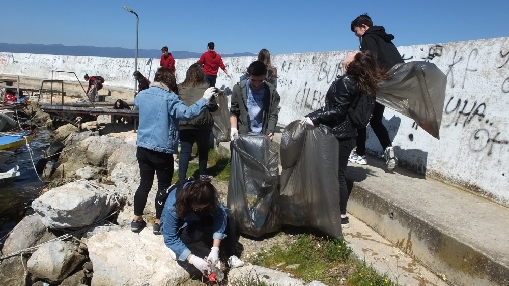 Balıkesir’de Liseli gençler sahilde çöp topladı 