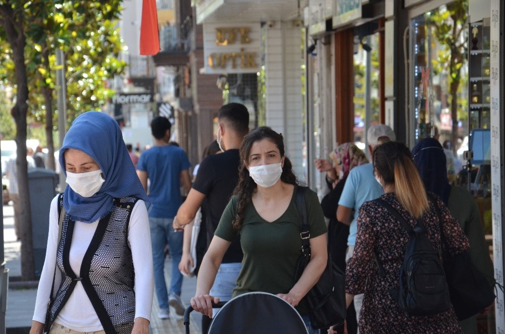Balıkesir’de maske yasağına uyuluyor 