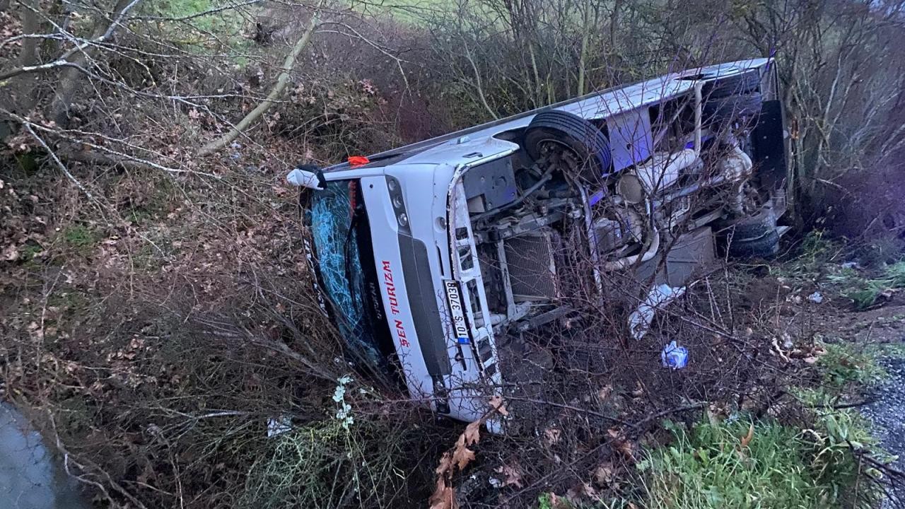 Balıkesir'de midibüs devrildi: 16 yaralı