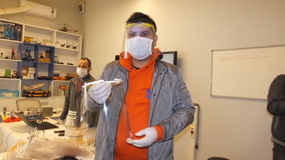 Balıkesir’de öğretmenler sağlıkçılar için siperlikli maske üretti 