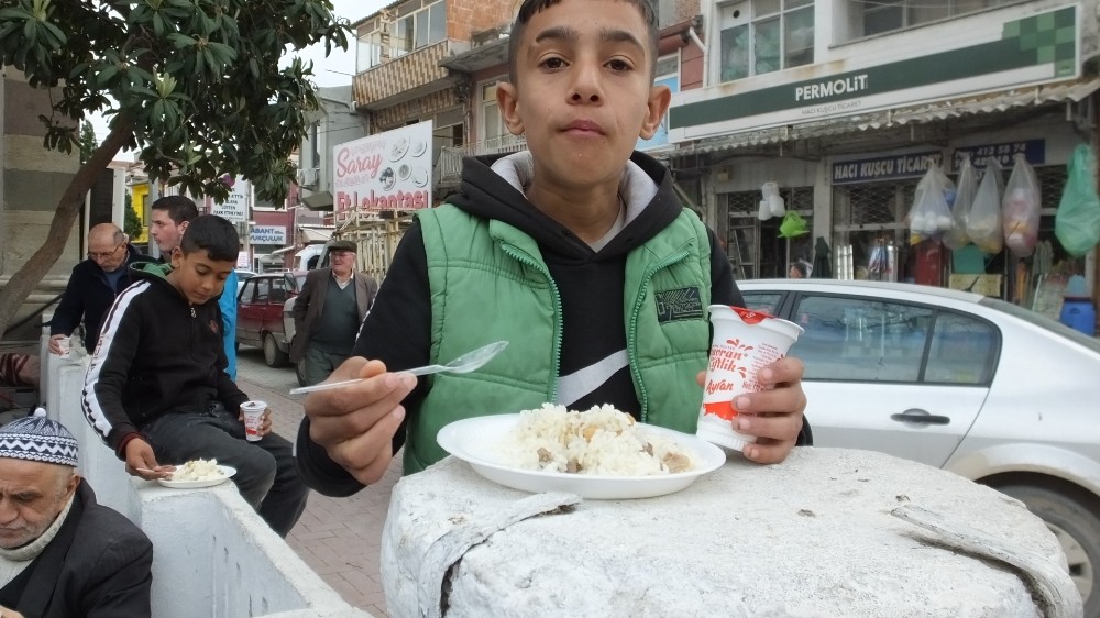 Balıkesir’de öğretmenler şehitler için mevlit okuttu, hayır yaptı 
