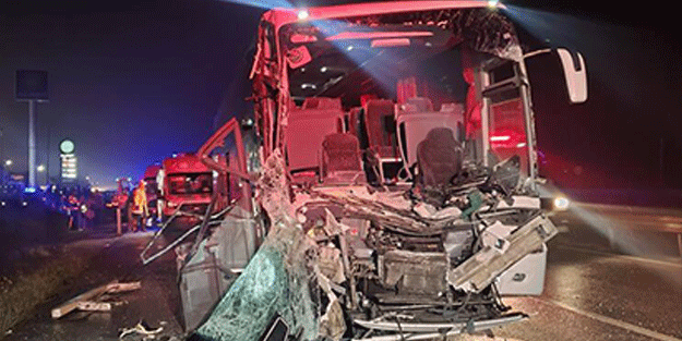 Balıkesir'de otobüs TIR'a çarptı!