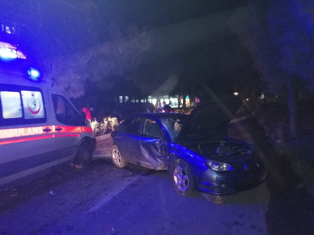 Balıkesir’de otomobil direğe çarptı: 2 yaralı 