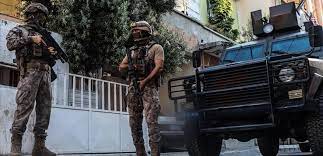 Balıkesir'de otomobil parçası satma vaadiyle dolandırıcılık yapan 5 şüpheli tutuklandı