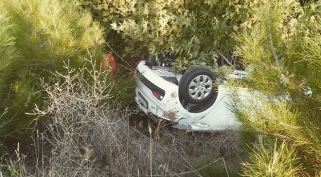 Balıkesir'de otomobil şarampole devrildi: 2 kişi öldü, 3 kişi yaralandı