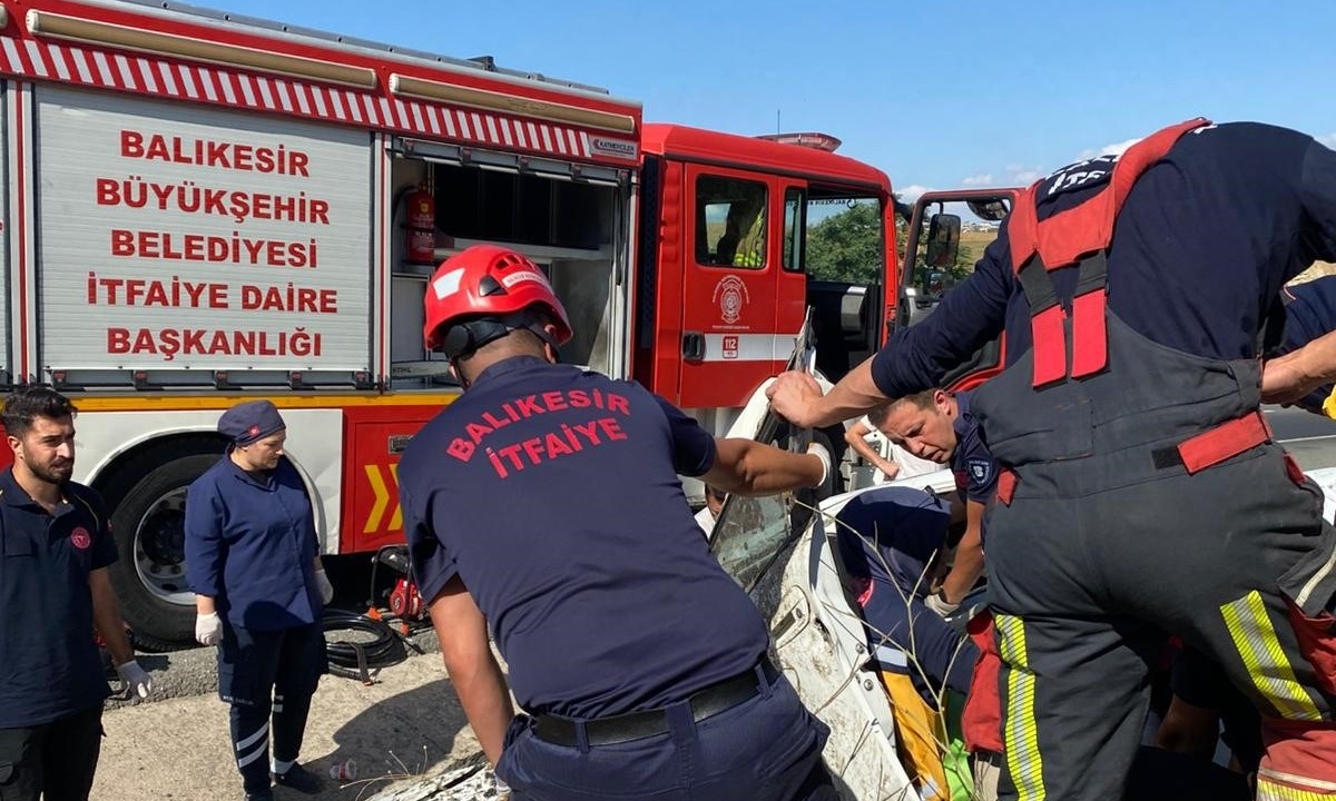 Balıkesir’de otomobil şarampole uçtu: 2 yaralı