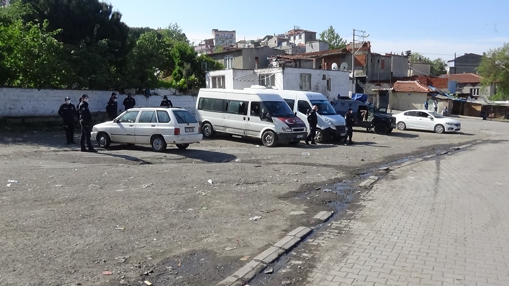 Balıkesir’de özel harekat polislerinin katıldığı şafak operasyonu 8 gözaltı 