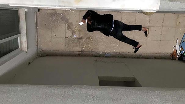 Balıkesir'de polisten kaçarken apartman boşluğuna düştü