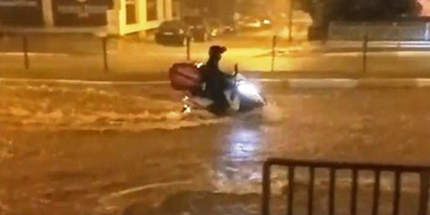 Balıkesir'de sağanak hayatı felç etti