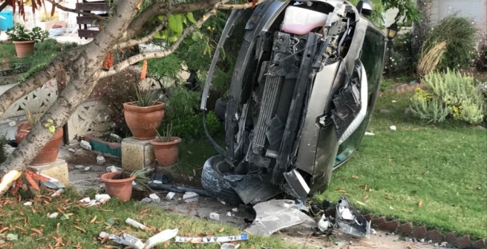 Balıkesir'de takla atan otomobil, yazlık sitenin bahçesine girdi