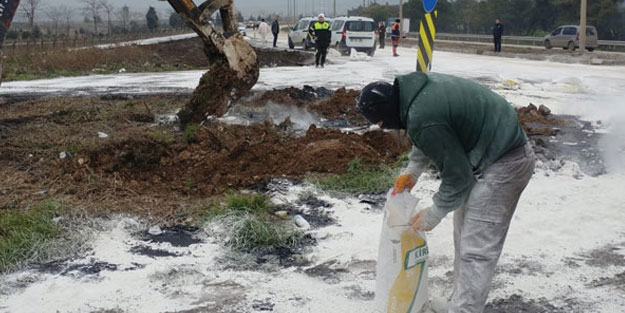 Balıkesir'de tanker devrildi, kimyasal madde yola aktı!