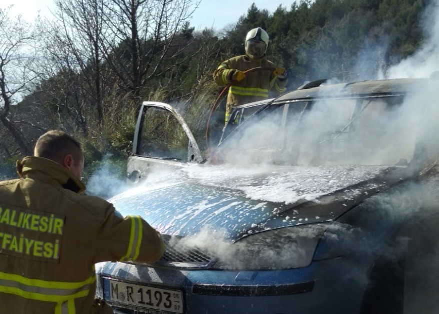 Balıkesir’de yabancı plakalı araç yandı 