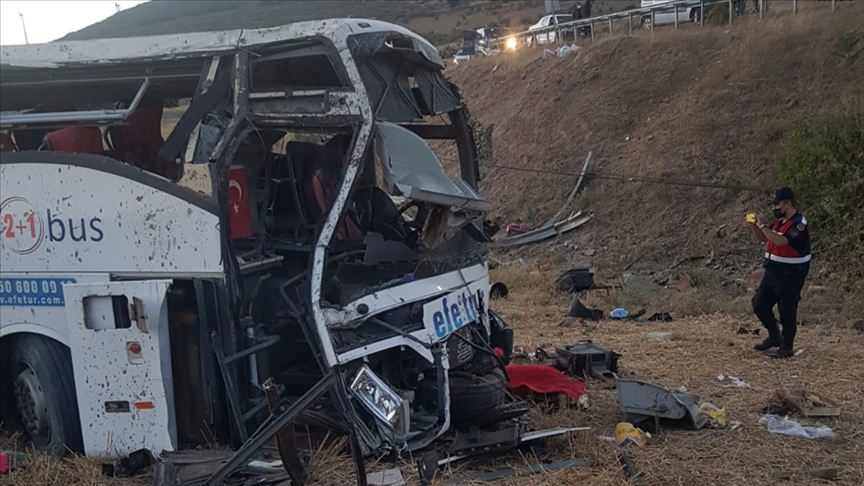 Balıkesir'de yolcu otobüsü devrildi: 15 kişi öldü, 17 kişi yaralandı
