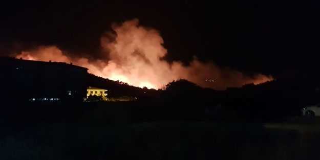 Balıkesir'deki orman yangını yerleşim yerlerine yaklaştı