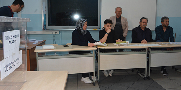 Balıkesir'den sandığa ilk giden bakın kimler oldu