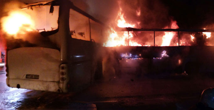 Balıkesir'in Ayvalık ilçesinde seyir halindeki otobüs bir anda alev topuna döndü
