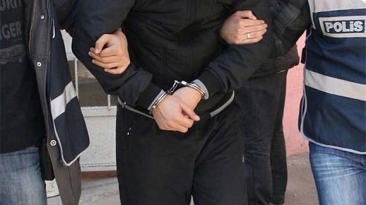 Balıkesir'in Edremit ilçesinde FETÖ'den gözaltı kararı bulunan 2 kişi yakalandı