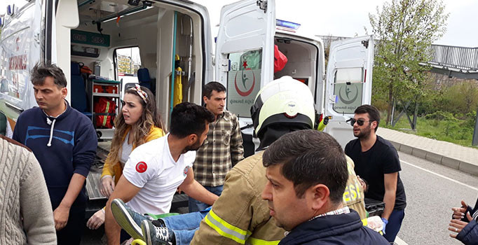 Balıkesir’in Edremit ilçesinde TIR ile otomobil çarpıştı: 2 yaralı