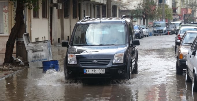 Balıkesir’in Edremit ilçesini 20 dakikalık sağanak vurdu