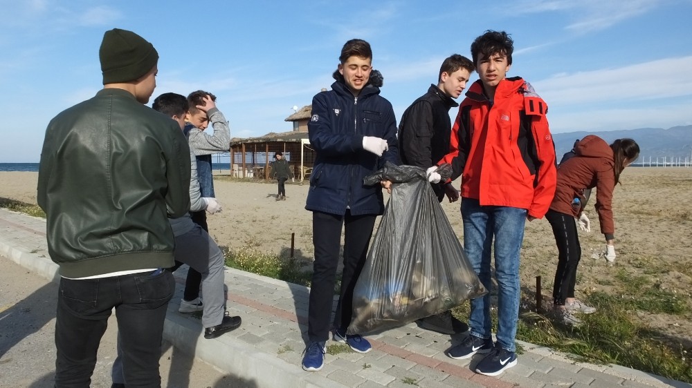 Balıkesirli gençler plajları yaza hazırlıyorlar 