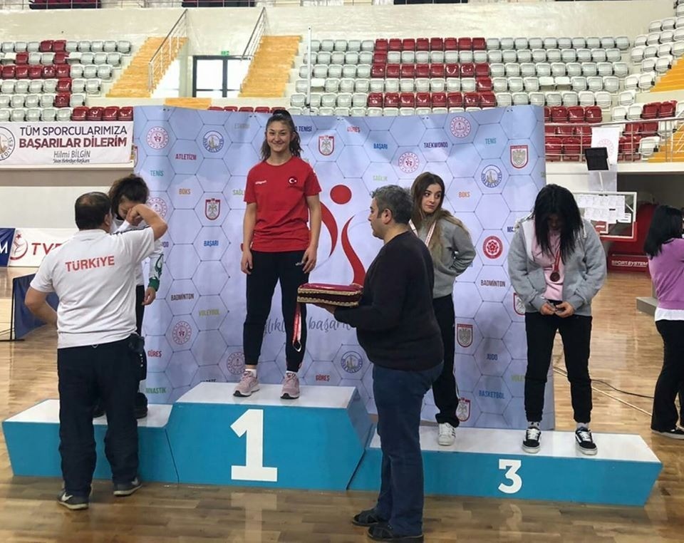 Balıkesirli güreşçi Derya Karaduman Türkiye şampiyonu oldu 