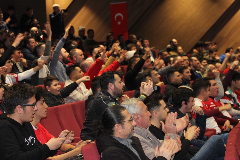 Balıkesirspor, forma gecesinde 17 bin forma sattı 
