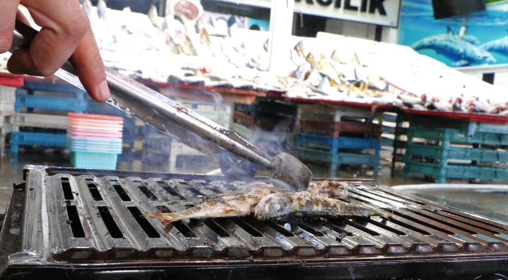 Balıklar tezgahta, tadımlıklar ızgarada 