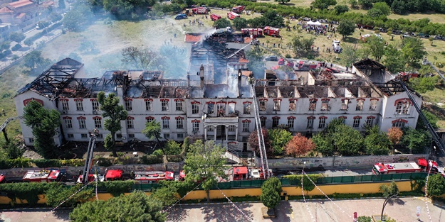 Balıklı Rum Hastanesi'ndeki yangın kontrol altına alındı
