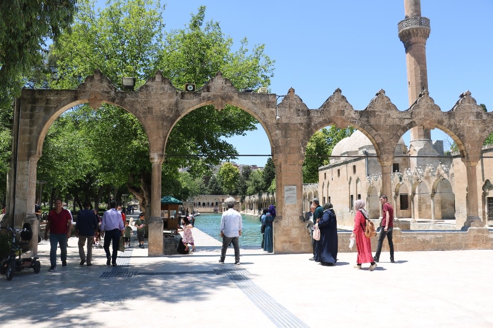 Balıklıgöl maskeli ve sosyal mesafeli ziyarete açıldı 