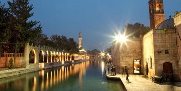 Balıklıgöl'deki 800 yıllık camiye 'özel sıva'